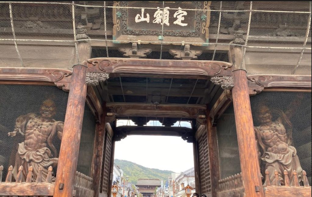 長野県善光寺の仁王門と仁王像