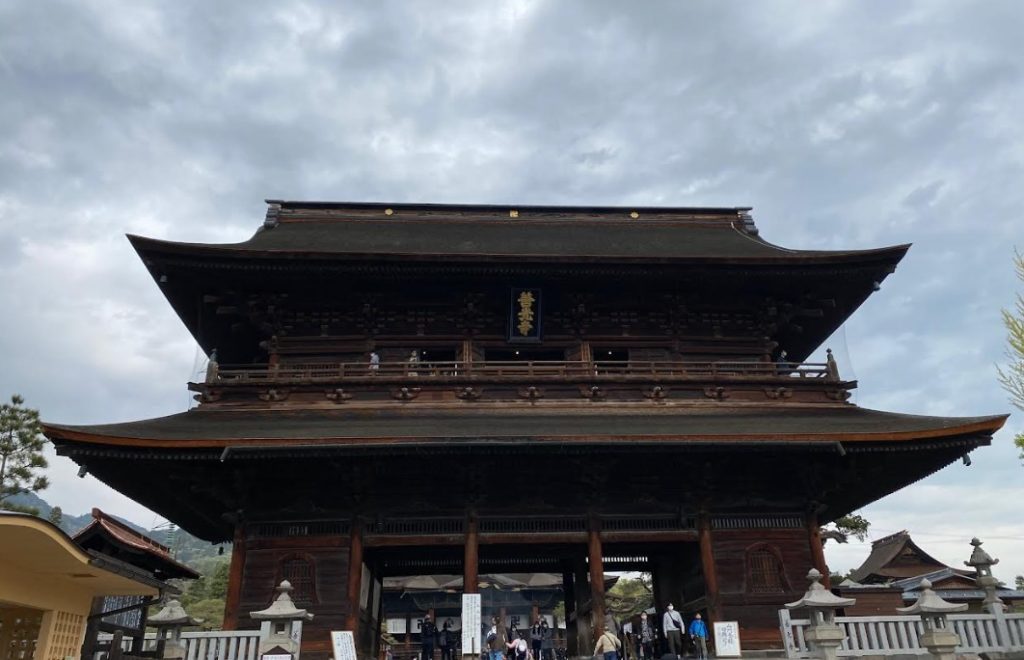 長野県善光寺の山門