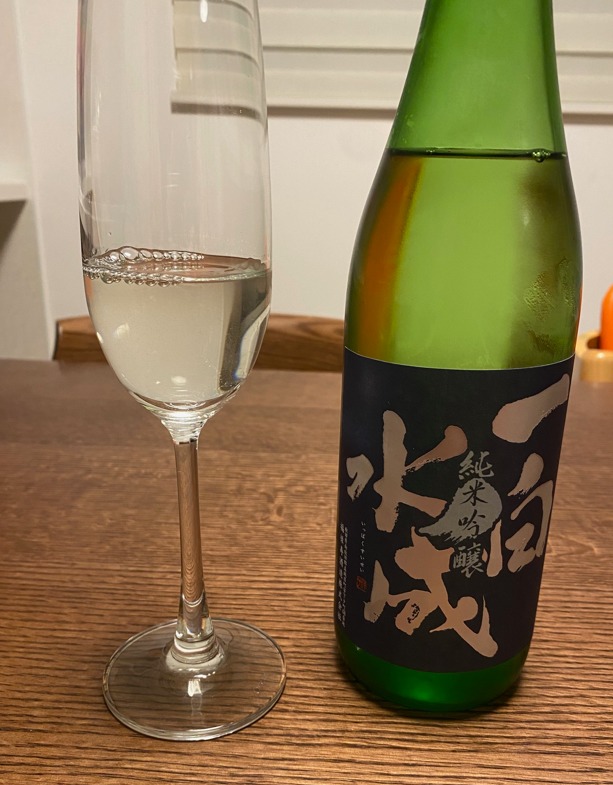 日本酒 一白水成 純米吟醸の中身の色合い