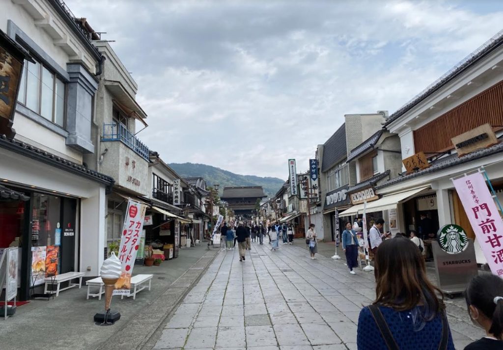 長野県善光寺の参道の様子