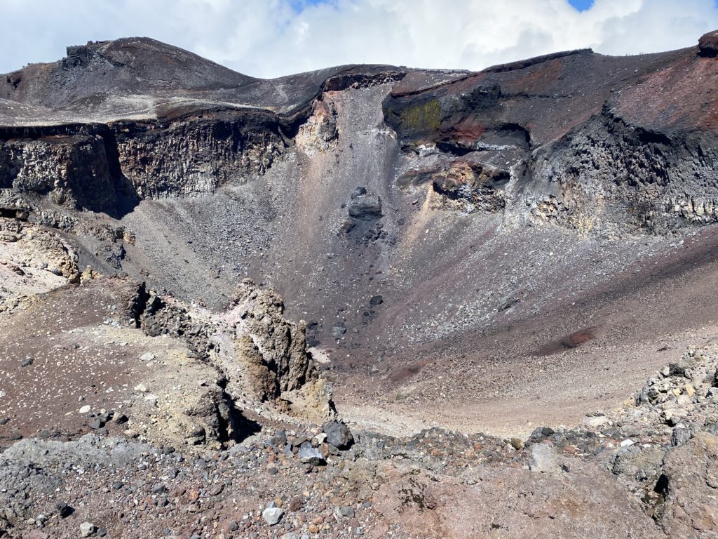 富士山頂上から見たお鉢の様子