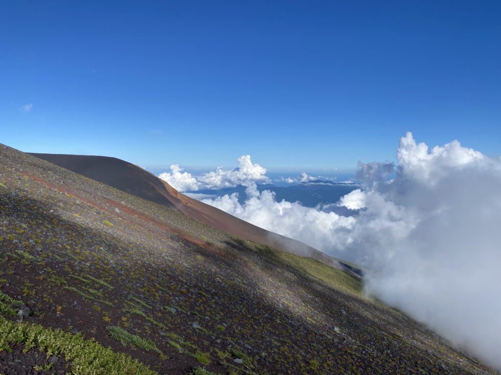 富士山七合目付近からの眺めと宝永山