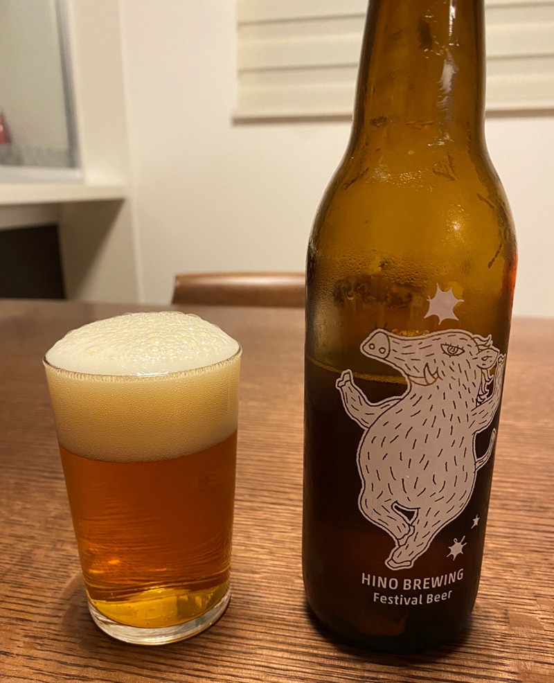 ヒノブルーイング ヤレヤレエールのボトルと注いだビール