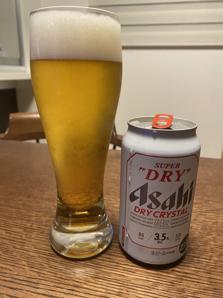 アサヒスーパードライ ドライクリスタルのラベルとビールの色