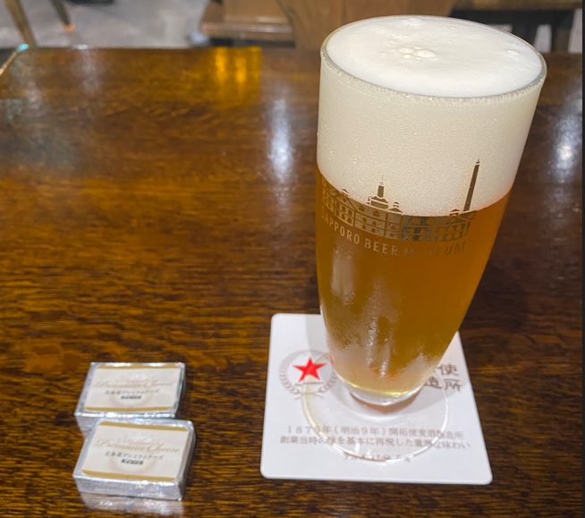 サッポロビール園　限定ビール(開拓使麦酒)の試飲とおつまみチーズ