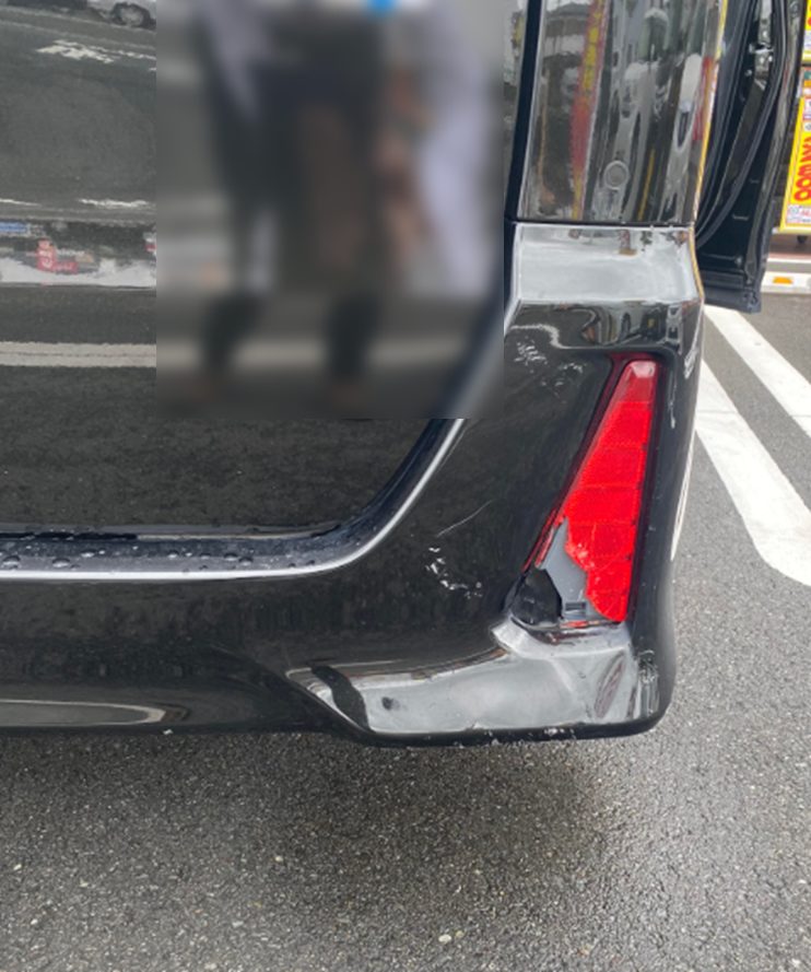 自動車のリヤリフレクターの破損状況