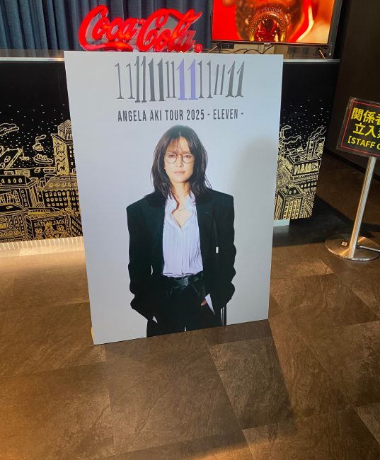 ライブ会場内のアンジェラ・アキのツアーポスター