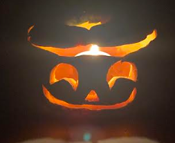 ろうそくで灯された自家製のジャック・オー・ランタン