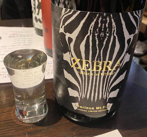 栄光富士 純米大吟醸 無濾過生原酒 ZEBRAのラベルと日本酒の色合い