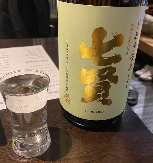 七賢 本醸造 甘酸辛苦渋のラベルと日本酒の色合い