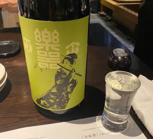 楽器正宗 本醸造 中取りのラベルと日本酒の色合い