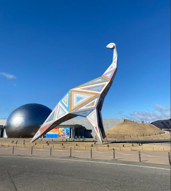 福井県立恐竜博物館入口の恐竜のオブジェ